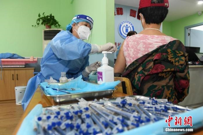 資料圖：市民來到醫(yī)院接種新冠疫苗。 楊華峰 攝