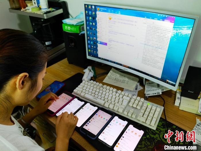 圖為網絡客服為網上“專車座套”客戶答疑釋惑。　呂子豪 攝