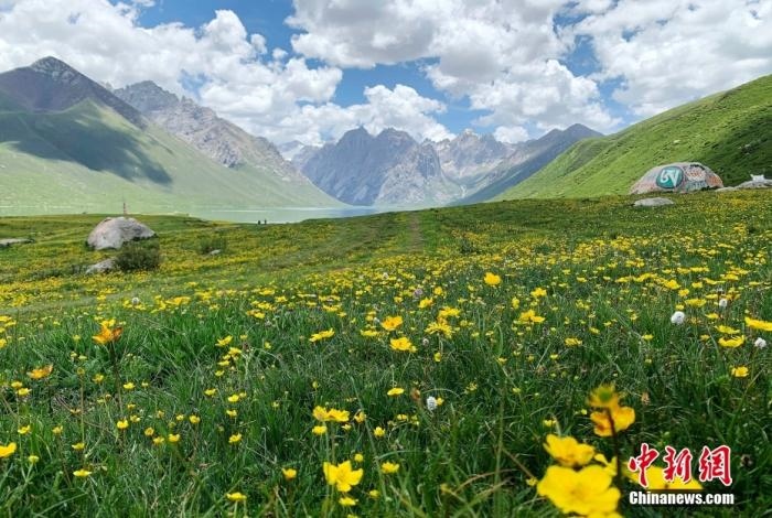 位于青海省果洛藏族自治州久治縣的年保玉則意為“神圣不可侵犯的地方”，山形如蓮花，總面積3469平方公里，保存有冰蝕地貌、冰磧地貌、現(xiàn)代冰川等地質(zhì)遺跡，有“天神后花園”之稱。
<a target='_blank' href='http://www.chinanews.com/'>中新社</a>記者 孫睿 攝