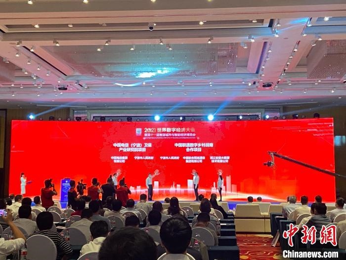 簽約現(xiàn)場(chǎng)?！×植?攝