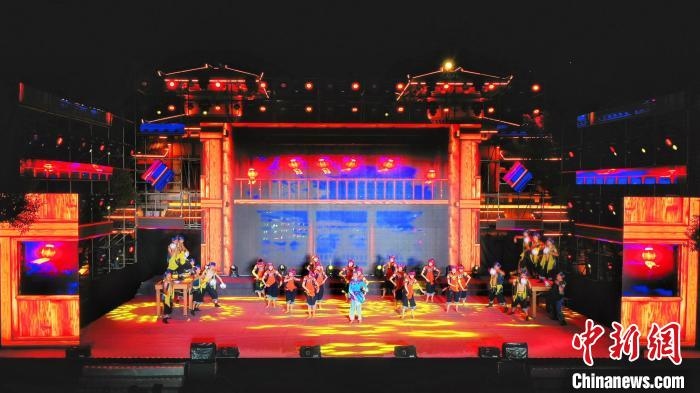 2021昭君文化旅游活動(dòng)專場(chǎng)晚會(huì)現(xiàn)場(chǎng)。　周星亮 攝