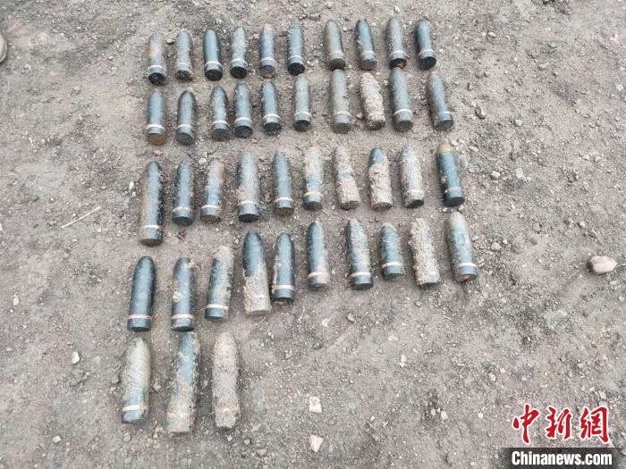 圖為發(fā)現(xiàn)的遺留炮彈?！√厝崭駱?攝