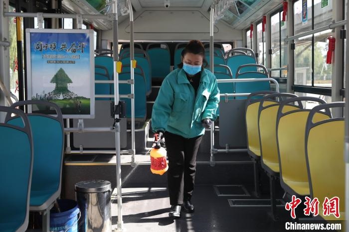 工作人員正在對公交車進行消殺?！∮诰?攝