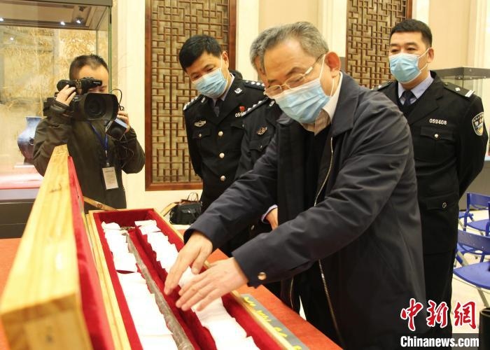 山東博物館館長鄭同修介紹涉案文物龍首錯(cuò)銀木柲銅杖?！≮w曉 攝