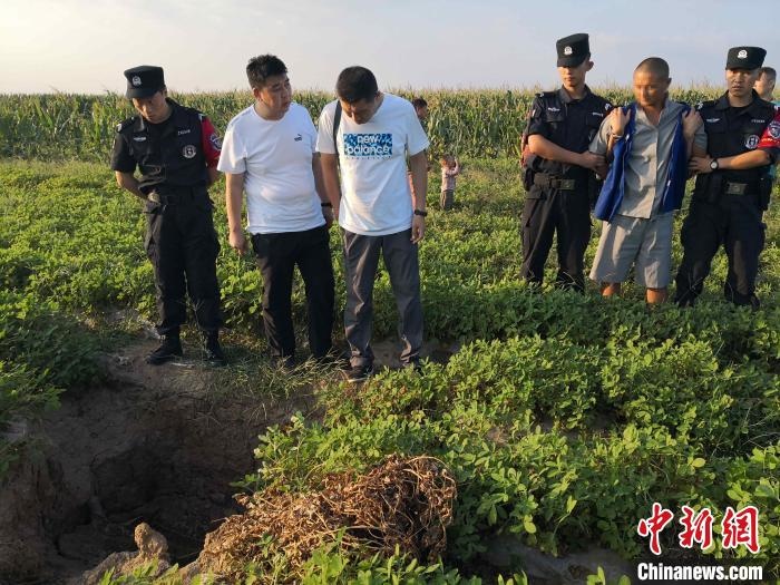 資料圖：犯罪嫌疑人辨認(rèn)作案現(xiàn)場?！〖蜗榭h公安局供圖