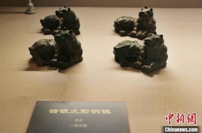 一級(jí)文物錯(cuò)銀虎形銅鎮(zhèn)。　趙曉 攝