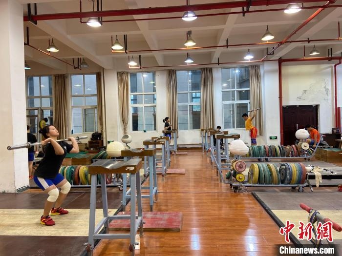 石智勇的師弟師妹們訓(xùn)練場景?！×植?攝