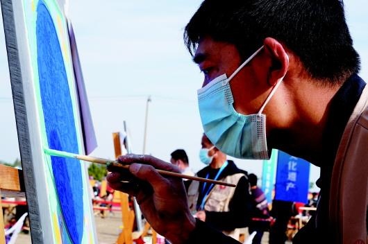 參加文物技能競賽彩畫項目的選手。