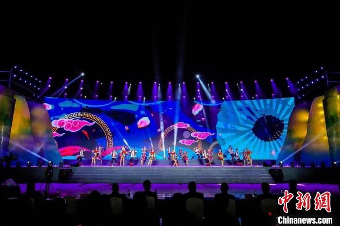 圖為中國·重慶秀山第二屆“金山銀山”文化旅游節(jié)開幕現(xiàn)場?！⌒闵娇h文旅委供圖