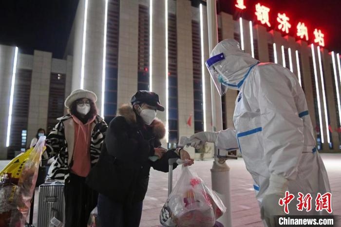 圖為滯留游客被有序轉(zhuǎn)運(yùn)至低風(fēng)險(xiǎn)地區(qū)?！⊥趵?攝