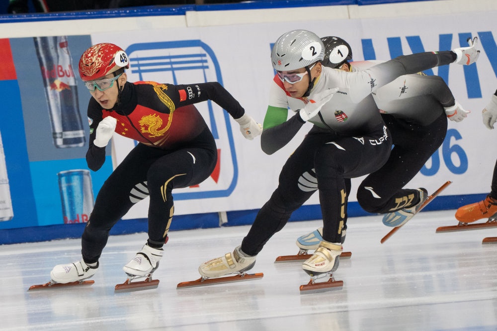 11月20日，中國選手武大靖(左)和匈牙利選手劉少林在比賽中。劉少林奪得冠軍，武大靖獲得第四名。新華社發(fā)(弗爾季·奧蒂洛 攝)