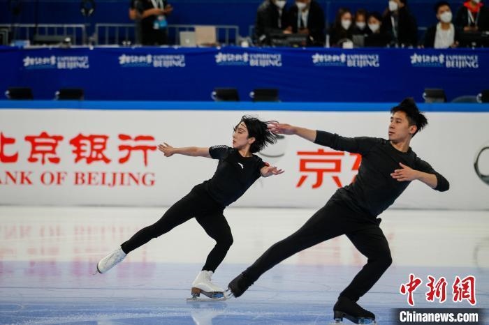 圖為隋文靜、韓聰在測(cè)試賽期間進(jìn)行官方訓(xùn)練 王洋 攝