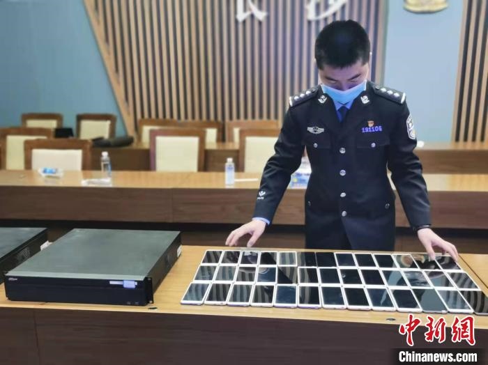 民警展示作案工具?！￠L(zhǎng)沙市公安局供圖