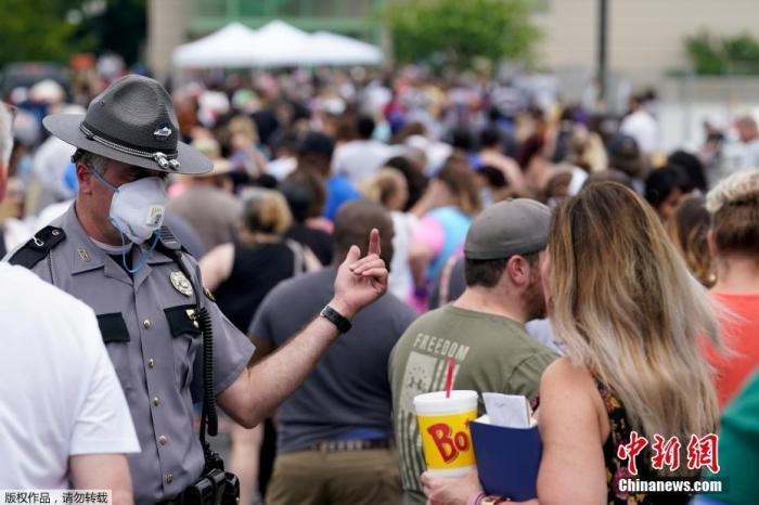 當?shù)貢r間6月17日，美國肯塔基州國會大樓外，上千名在疫情期間失業(yè)的美國民眾在此排隊等候進入大樓。據(jù)悉肯塔基州在疫情期間開設了臨時失業(yè)辦公室。