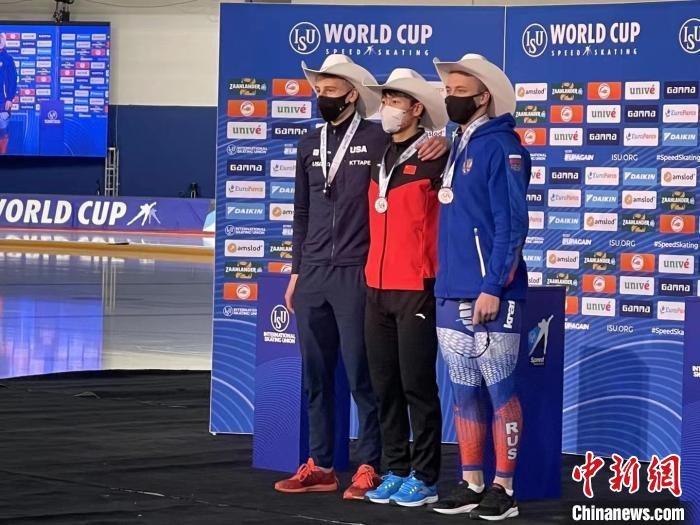 寧忠?guī)r在頒獎(jiǎng)儀式上?！『邶埥◇w育局提供