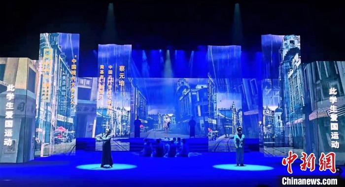 圖為“百年風(fēng)華”大型音樂史詩劇現(xiàn)場?！⒑ｌ` 攝