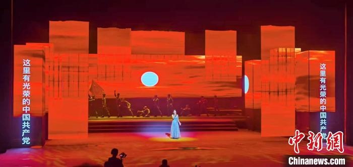 圖為“百年風(fēng)華”大型音樂史詩劇現(xiàn)場?！⒑ｌ` 攝