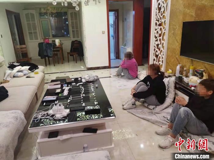 資料圖為果洛藏族自治州公安民警抓獲的犯罪嫌疑人?！‖斍呖h公安局供圖