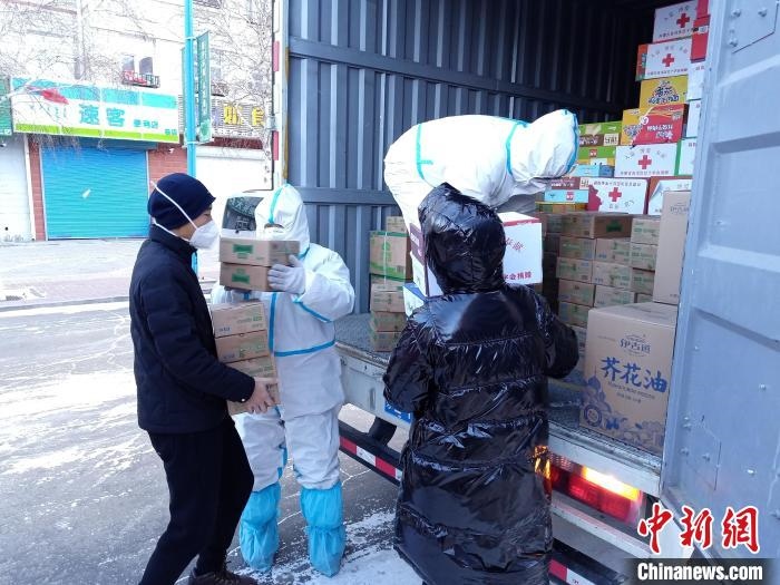 圖為滿洲里物資保障巡回補(bǔ)給車隊(duì)配貨現(xiàn)場(chǎng)?！∏靥饌?攝