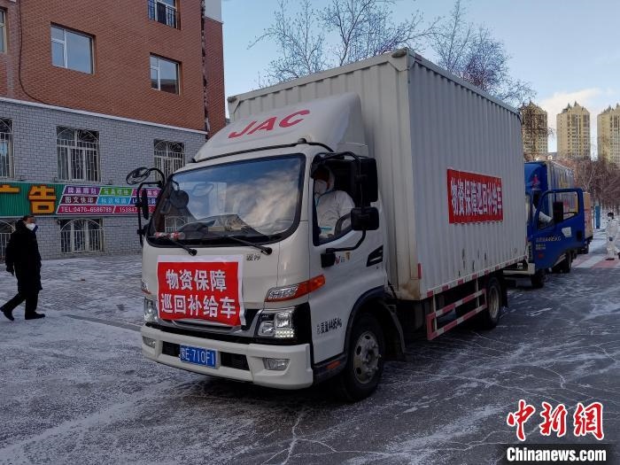 圖為滿洲里物資保障巡回補(bǔ)給車隊(duì)配貨現(xiàn)場(chǎng)?！∏靥饌?攝