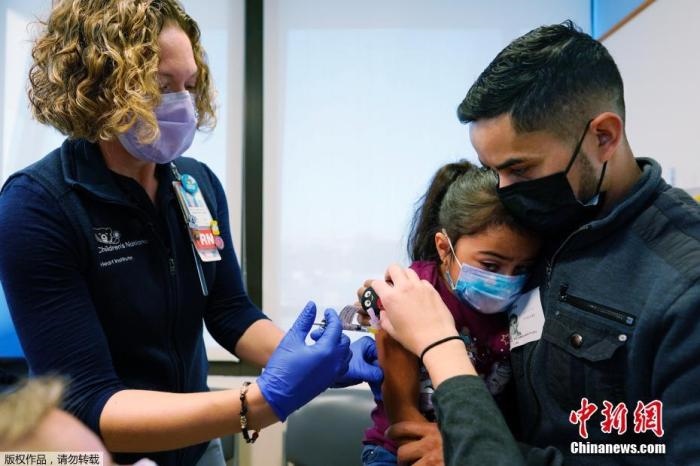 資料圖：當(dāng)?shù)貢r(shí)間11月3日，美國(guó)華盛頓，國(guó)立兒童醫(yī)院為孩子接種疫苗。美國(guó)新冠疫苗接種進(jìn)入了一個(gè)新階段，數(shù)百萬(wàn)名小學(xué)生現(xiàn)在可以接種疫苗。