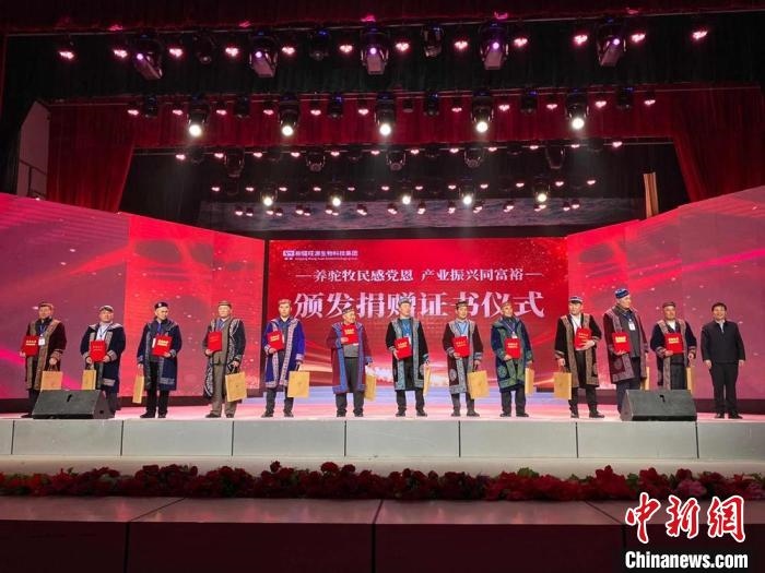 阿勒泰地區(qū)牧民靠企業(yè)的幫扶走上了致富道路?！」o琨 攝