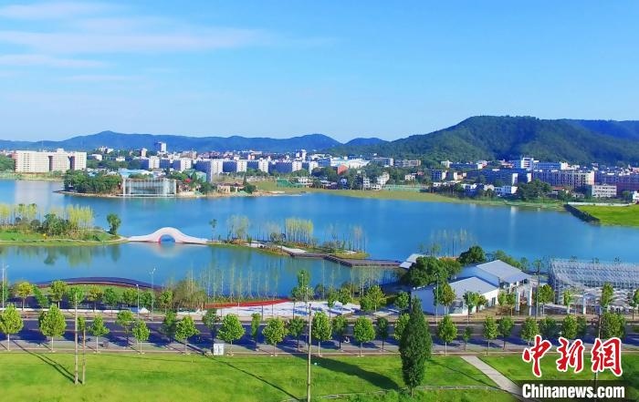 后湖藝術(shù)園?！√菩∏?攝