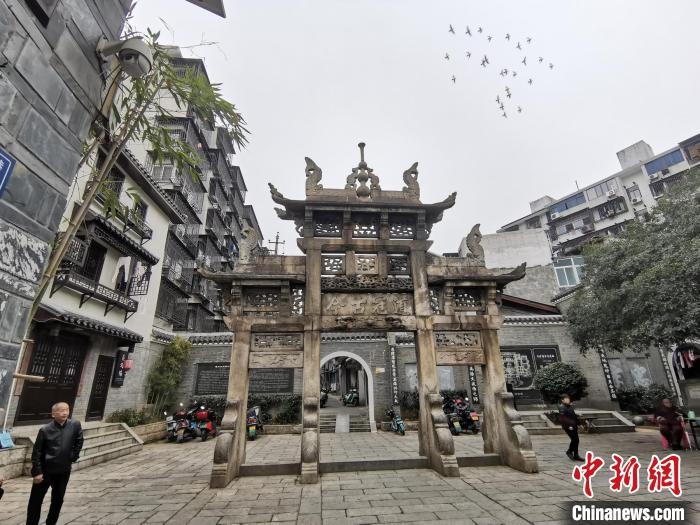 “道冠古今”牌坊?！×荷?攝