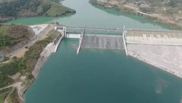 　　圖1 2021年12月7日，督察組使用無人機(jī)拍攝，保護(hù)區(qū)實(shí)驗(yàn)區(qū)內(nèi)的八吝大壩已建成，且未設(shè)置過魚設(shè)施