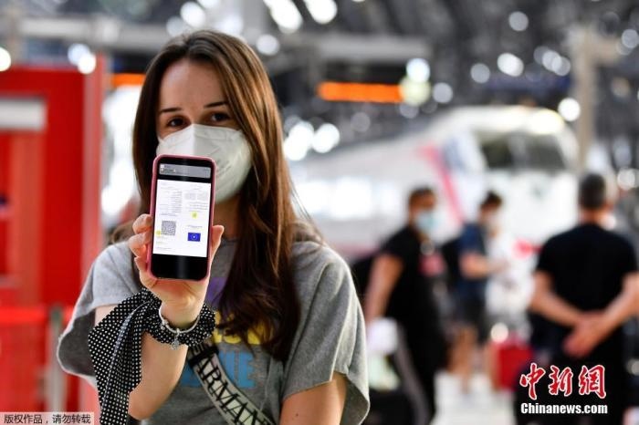 當?shù)貢r間2021年9月1日，意大利米蘭，乘客在火車站出示的健康證明。