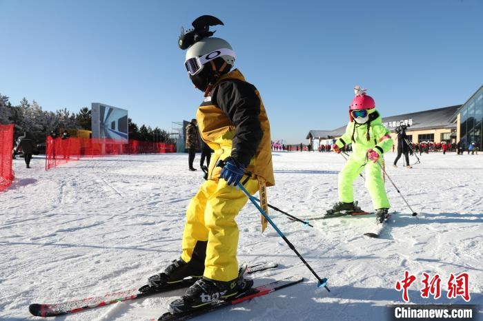 圖為滑雪場現(xiàn)場。　許婷 攝