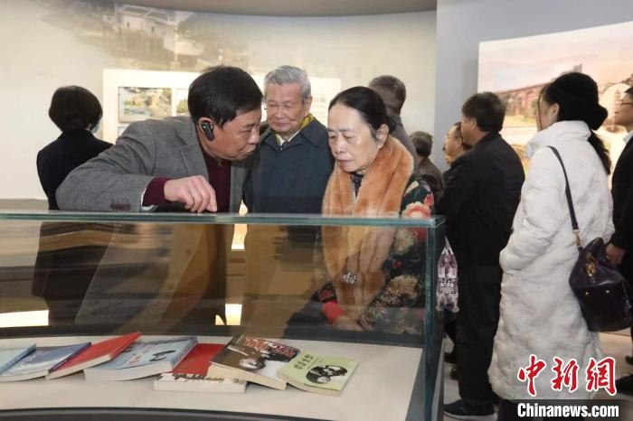 船政后裔在參觀新館?！￡悤造o 攝