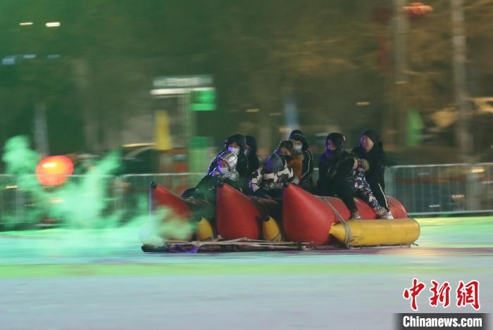 民眾沉醉在冰上香蕉船的快樂中?！∮诤Ｑ?攝