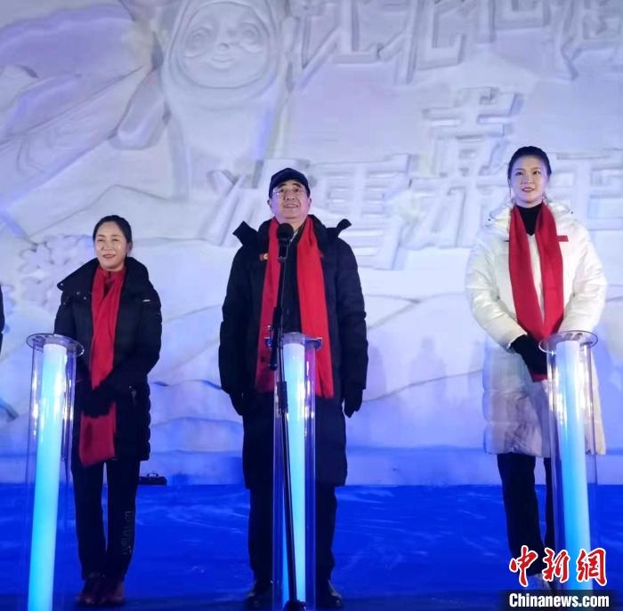 前女排國家隊(duì)隊(duì)長奧運(yùn)冠軍惠若琪(右一)，中國女子田徑競走奧運(yùn)冠軍王麗萍(左一)助陣當(dāng)晚活動(dòng)。　趙桂華 攝