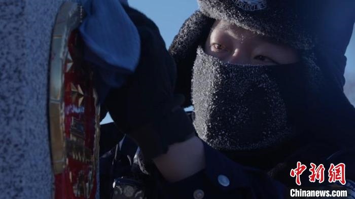 圖為恩和哈達邊境派出所的9名民警踏雪巡邊。　劉維明 攝