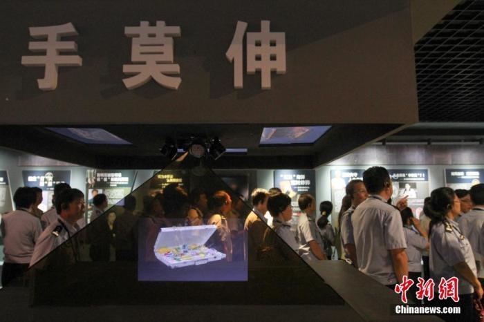 資料圖：2015年10月，海南省公安廳組織黨員干部前往反腐倡廉警示教育基地參觀受教。洪堅(jiān)鵬 攝