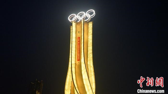 1月25日，由中建二局三公司承建的“海陀塔”順利竣工，奧運五環(huán)閃耀延慶冬奧賽區(qū)。　中建二局三公司供圖
