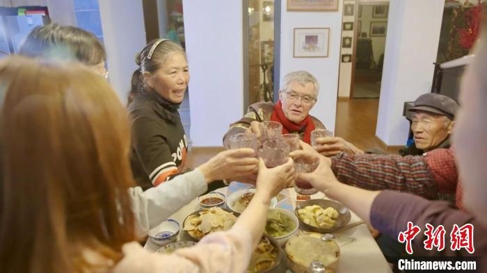 圖為賀歲紀(jì)錄片《“洋女婿”的中國年》劇照?！『h(yuǎn)航 攝