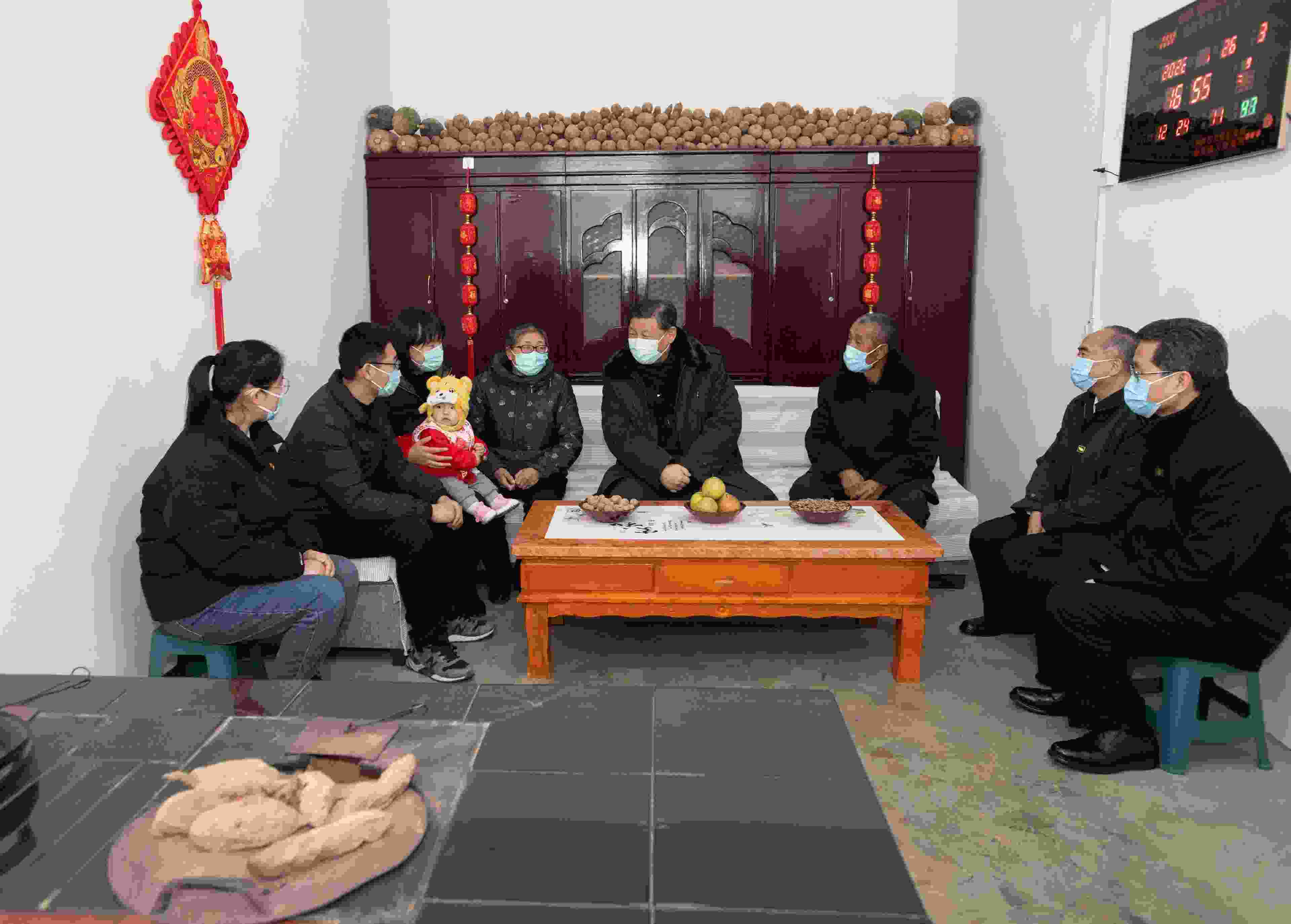 △2022年1月26日，中共中央總書(shū)記、國(guó)家主席、中央軍委主席習(xí)近平在臨汾市汾西縣僧念鎮(zhèn)段村同村民蔡文明一家親切交流。