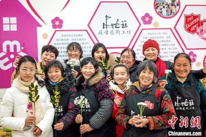 “蘇母藝術(shù)工坊”文創(chuàng)工作室的姐妹們?！」帕捡x 攝