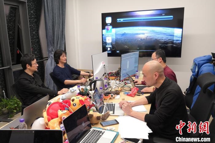 廣州美術學院曹雪、劉平云帶領的設計團隊對北京冬奧會吉祥物加班加點進行修改設計。(資料圖) 劉平云供圖