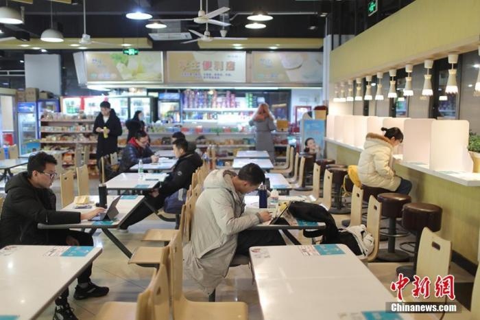 資料圖：考研學(xué)生在食堂內(nèi)復(fù)習(xí)。 泱波 攝