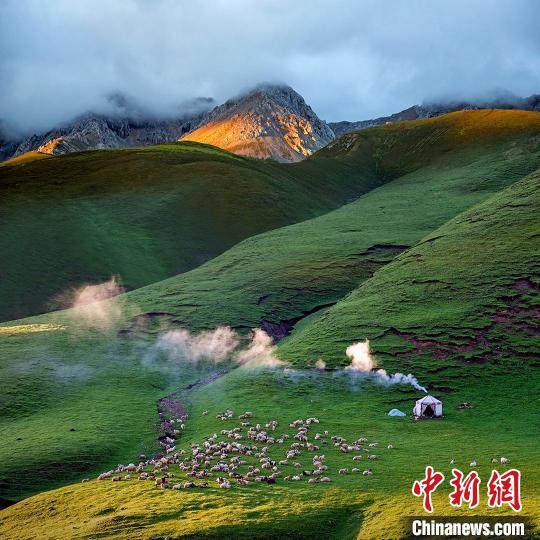 圖為作品《晨光炊煙》?！〗股?攝