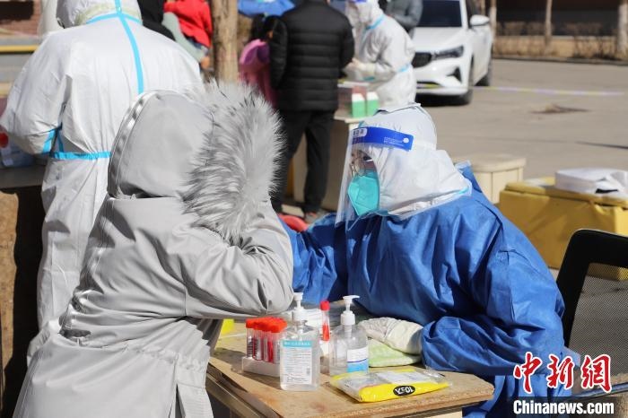 呼和浩特市民做核酸?！埩只?攝
