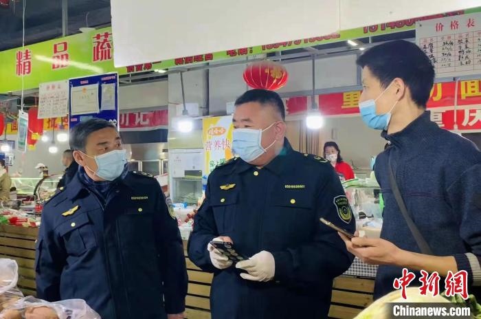 圖為執(zhí)法人員進(jìn)行調(diào)查?！±铈面谩z