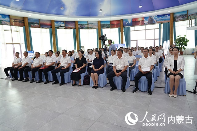 與會(huì)人員共同觀看科右中旗牛產(chǎn)業(yè)高質(zhì)量發(fā)展專題片。苑曉睿攝