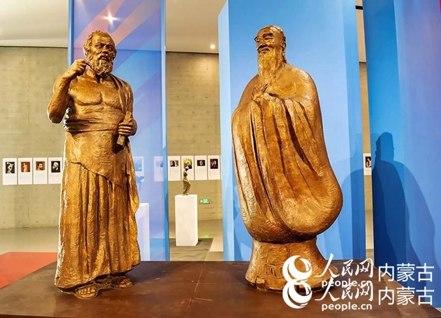 吳為山作品《神遇——孔子與蘇格拉底的對(duì)話》。實(shí)習(xí)生 楊光攝