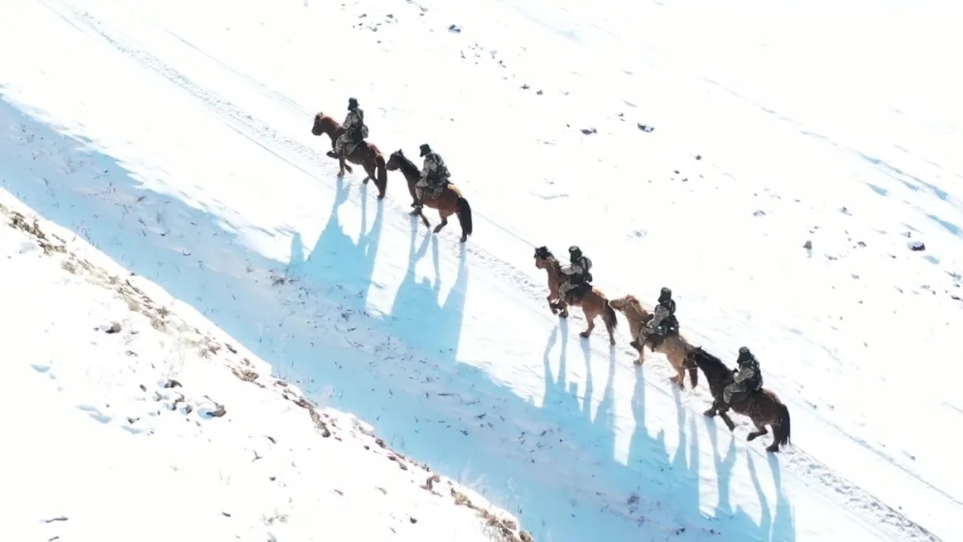 迎著朝陽在邊防線上巡邏的執(zhí)勤官兵。賴志強 攝.webp.jpg