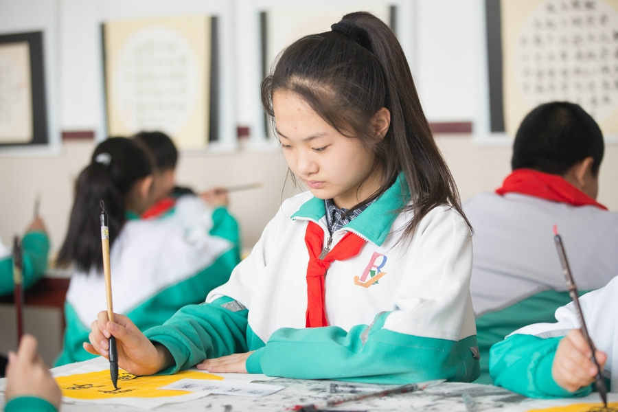 北重一小，學(xué)生正在書(shū)寫(xiě)毛筆字 (2).jpg