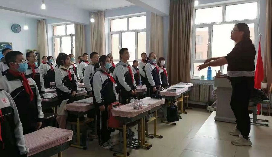 1617373663202559.jpg 錫林郭勒盟第六中學(xué)7年級(5)班開展“愛國大家唱”主題班隊(duì)會(huì)活動(dòng).jpg